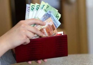 За год заработная плата в Беларуси выросла почти на 15%