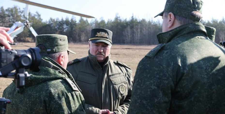 Президент Беларуси Александр Лукашенко знакомится с ходом проверки боеготовности соединений и воинских частей в Ошмянском районе