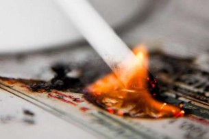Неосторожность при курении — одна из наиболее распространенных причин пожаров