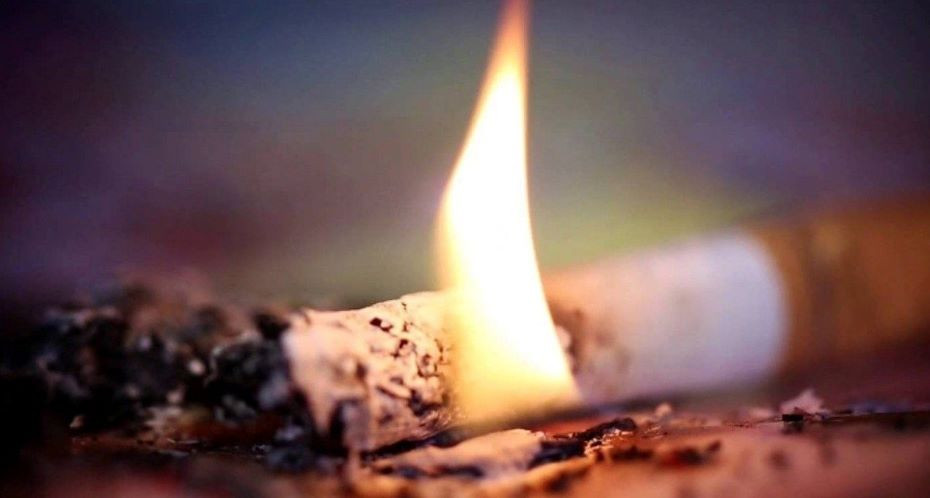 ОСТОРОЖНО! Неосторожное обращение с огнем при курении – наиболее частая причина пожара и гибели от него!