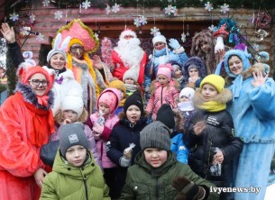 Усадьба Деда Зимника и Бабы Завирухи гостеприимно открыла свои двери для взрослых и детей