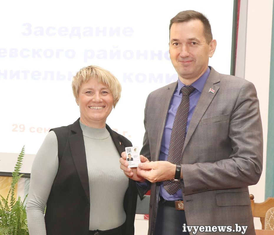 В торжественной обстановке члены Ивьевского районного отделения Белорусской партии «Белая Русь» получили партийные билеты