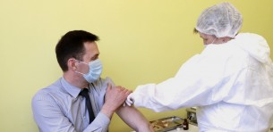 На собственном примере. Председатель райисполкома Игорь Генец сделал прививку от Ковид-19 и порекомендовал ивьевчанам позаботиться о своем здоровье
