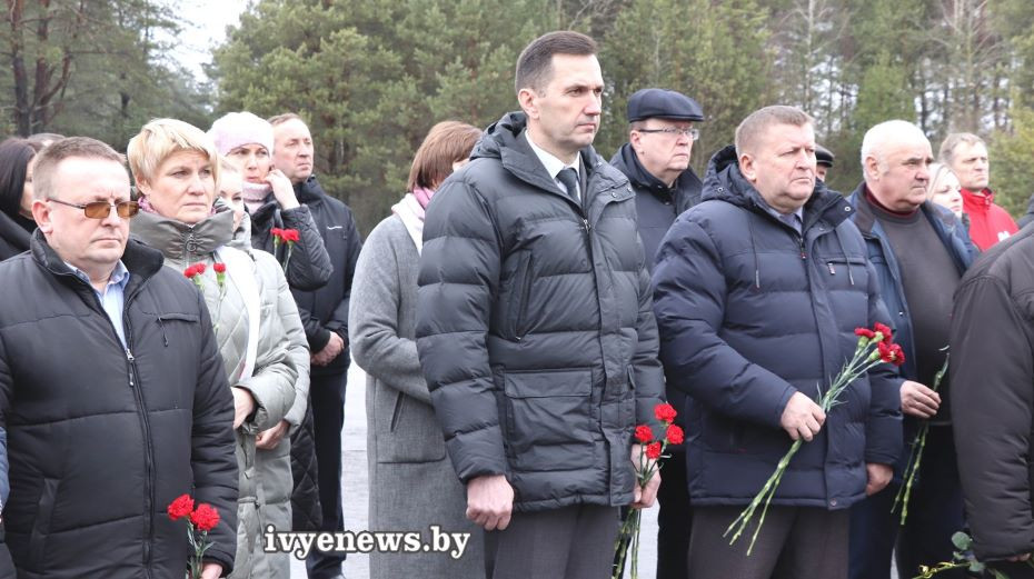 В д. Ятолтовичи почтили память мирных жителей, сожженных фашистскими оккупантами