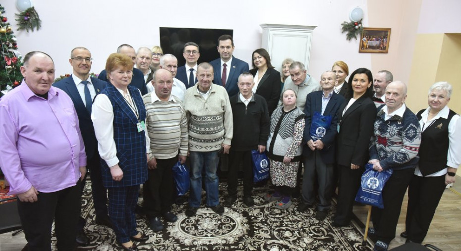 За наш покой, за сердца раны земной поклон вам, ветераны! Председатель Ивьевского райисполкома Игорь Николаевич Генец с поздравлениями посетил ветерана ВОВ Николая Ивановича Данилова