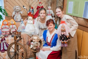 В агрогородке Липнишки Ивьевского района необычные люди изготавливают необычных кукол