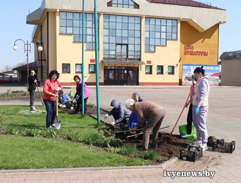 Ивьевчане принимают активное участие в работах по благоустройству и озеленению города