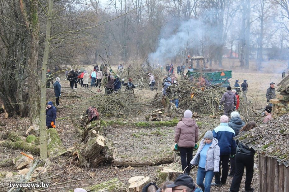 Год благоустройства в действии: работы по наведению порядка в городе Ивье набирают обороты