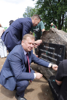 22 июня 2025 года. На месте Ивьевского детского сиротского дома в День памяти и скорби ивьевчане высадили Аллею сирени